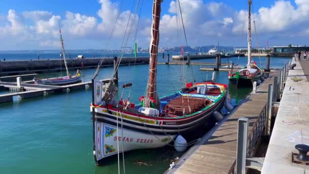 Pequeno Barco Atracado Num Porto Lisboa — Vídeo de Stock
