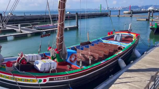 Pequeño Barco Amarrado Puerto Lisboa — Vídeos de Stock