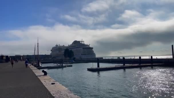 Aida Stella号游轮停泊在里斯本游轮码头 — 图库视频影像