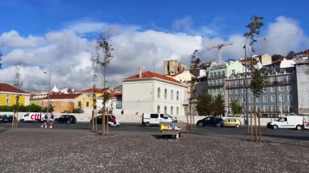 リスボンの道路を走行する車 — ストック動画