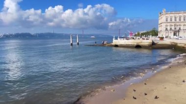 Lizbon 'da Praca do Comercio' nun yanındaki kumsaldan beslenen güvercinler.