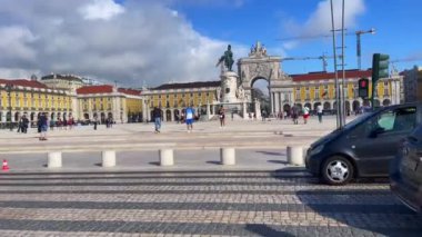 Lizbon 'da Praca do Comercio' dan geçen arabalar