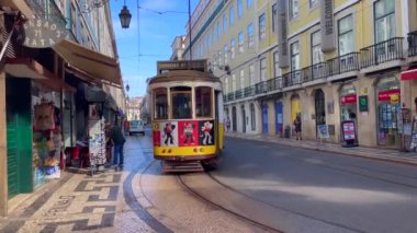 Lizbon sokaklarından geçen eski bir tramvay.