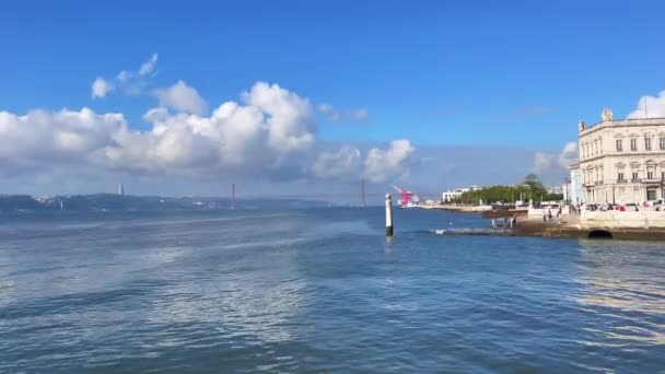 Pessoas Uma Rampa Lançamento Barco Lado Praca Comercio Lisboa — Vídeo de Stock