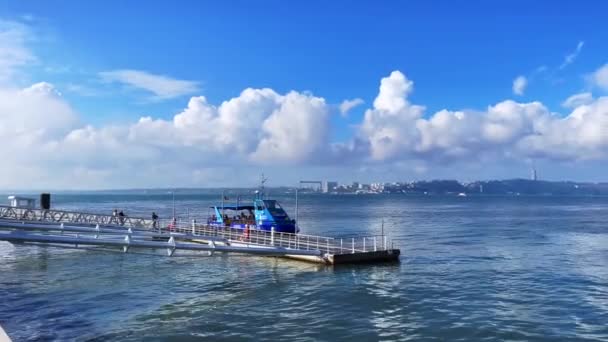 Пасажири Сідають Екскурсійний Човен Лісабоні — стокове відео