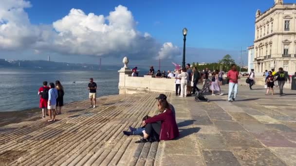 Orang Orang Berdiri Jalan Peluncuran Perahu Lisbon — Stok Video