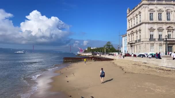 Seorang Wanita Berjalan Pantai Lisbon — Stok Video
