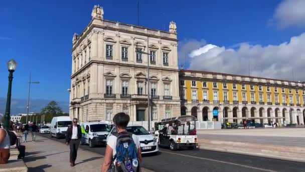 Lizbon Praca Comercio Yakınlarındaki Yolda Giden Arabalar — Stok video