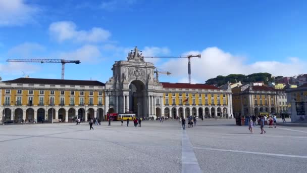 Pessoas Caminhando Praca Comercio Lisboa — Vídeo de Stock