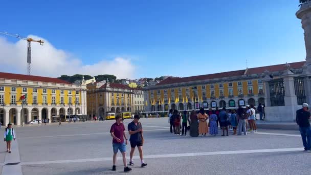 Pessoas Caminhando Praca Comercio Lisboa — Vídeo de Stock
