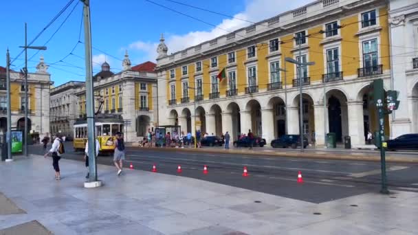 从里斯本的Rua Augusta拱门经过的复古电车 — 图库视频影像