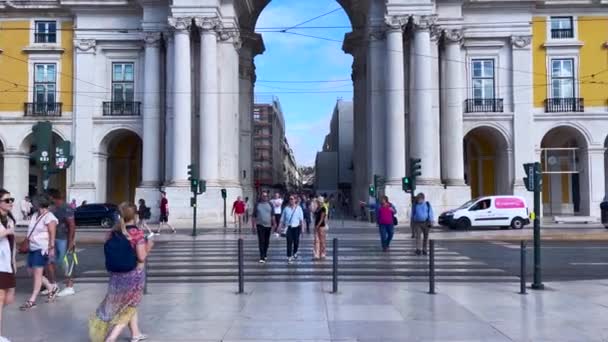 Pessoas Que Atravessam Estrada Lado Rua Augusta Arch Lisboa — Vídeo de Stock