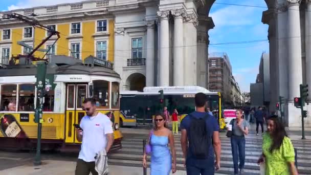 Ретро Трамвай Проходящий Мимо Арки Руа Аугуста Лиссабоне — стоковое видео