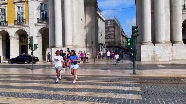 Lizbon Daki Rua Augusta Kemeri Nin Yanından Geçen Insanlar — Stok video