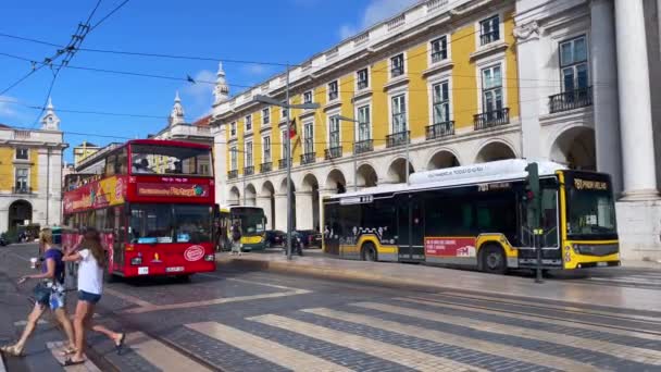 Κόκκινο Λεωφορείο Περιοδεία Οδήγηση Στο Δρόμο Στη Λισαβόνα — Αρχείο Βίντεο