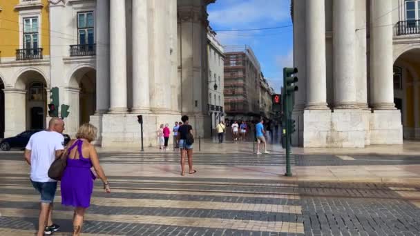 Lizbon Daki Rua Augusta Kemeri Nin Yanından Geçen Insanlar — Stok video