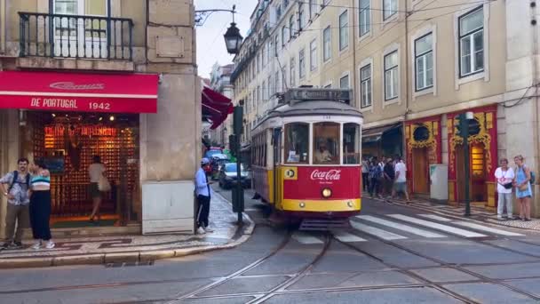 Tramvaj Retro Projíždí Ulicemi Lisabonu — Stock video