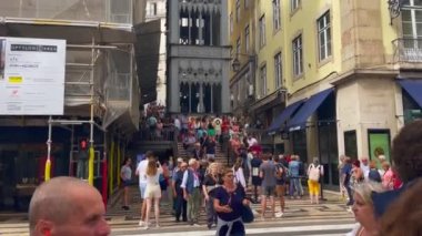 Lizbon 'daki Santa Justa Asansörü' nü ziyaret eden turistler
