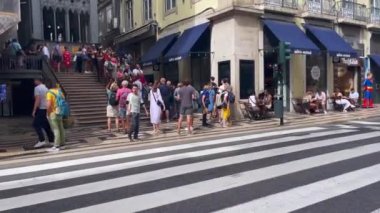 Lizbon 'daki Santa Justa Asansörü' nü ziyaret eden turistler