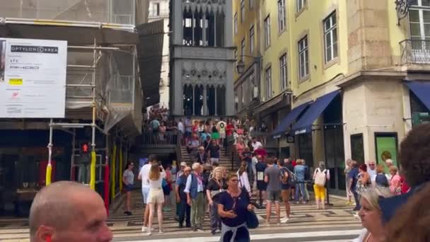 リスボンのサンタ ユスタ リフトを訪れる観光客 — ストック動画