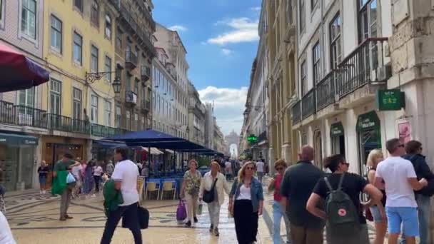 リスボンの通りの端にあるルアオーガスタアーチで歩く人々の群衆 — ストック動画