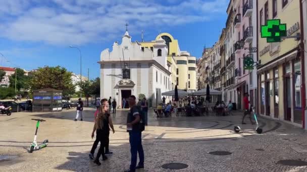 薬局の横断標識が通りに点滅し 人々はリスボンを歩き回る — ストック動画