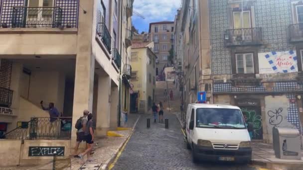 Άνθρωποι Περπατούν Στους Δρόμους Της Λισαβόνας — Αρχείο Βίντεο
