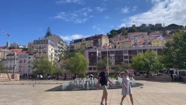 人们在里斯本Martim Moniz广场的喷泉附近闲逛 — 图库视频影像