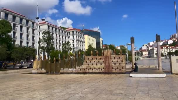 Lidé Poflakují Fontány Náměstí Martima Monize Lisabonu — Stock video