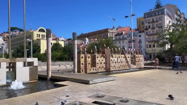 Gente Pasando Rato Cerca Fuente Plaza Martim Moniz Lisboa — Vídeo de stock