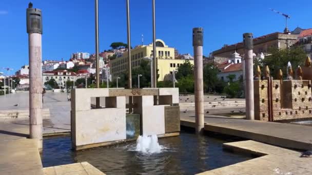 リスボンのマルティム モニス広場の噴水の近くに住む人々 — ストック動画