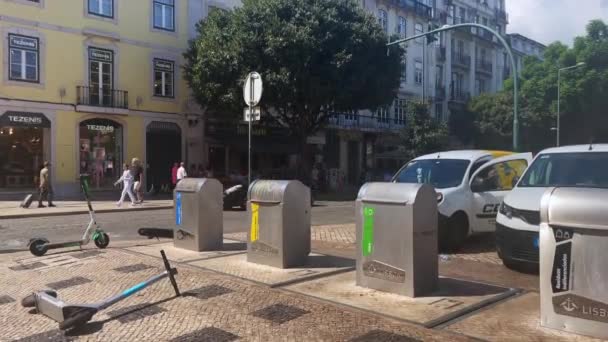 Scooter Parcheggiati Accanto Bidoni Della Spazzatura Sotterranei Acciaio Inox Lisbona — Video Stock