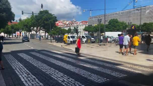 Fußgänger Überqueren Die Straße Lissabon — Stockvideo