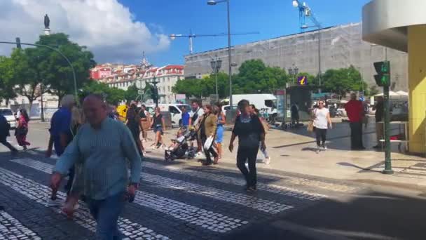 跨越里斯本公路的行人 — 图库视频影像