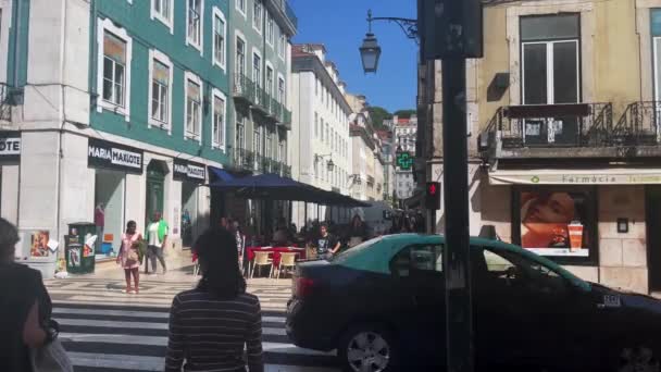 Piesi Przejeżdżający Przez Ulicę Lizbonie — Wideo stockowe