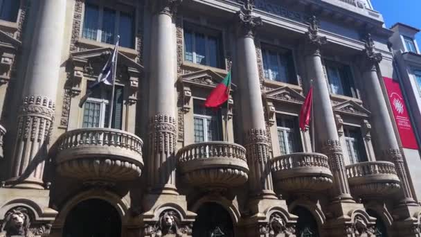 Εξωτερικό Του Κτιρίου Banco Santander Σημαίες Που Κυματίζουν Στα Μπαλκόνια — Αρχείο Βίντεο