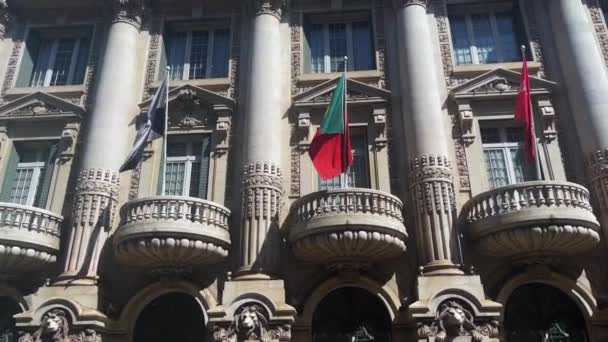 Utsidan Banco Santander Byggnaden Med Flaggor Fladdrar Balkongerna Lissabon — Stockvideo