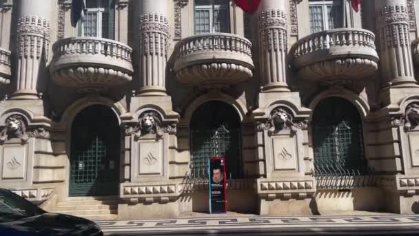 Zewnątrz Budynku Banco Santander Flagami Wiszącymi Balkonach Lizbonie — Wideo stockowe