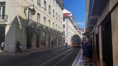 Lizbon sokaklarından geçen eski bir tramvay.