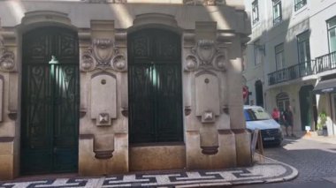Lizbon, Portekiz sokaklarında eski mimarisi olan güzel yeşil bir bina.