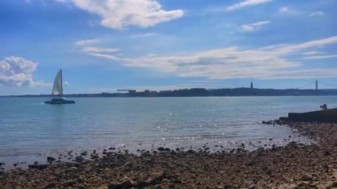 Lizbon 'daki Tagus nehrinde küçük bir tekne yol alıyor. 