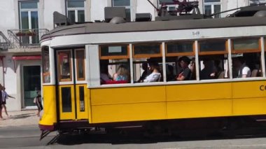 Lizbon 'da geçmekte olan eski tramvay.