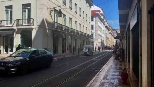リスボンの道を走る人力車 — ストック動画