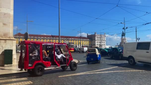Tranvía Retro Que Pasa Por Las Calles Lisboa — Vídeos de Stock