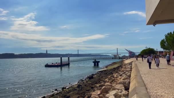 Orang Orang Berjalan Dermaga Oleh Sungai Tagus Lisbon — Stok Video