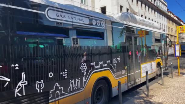 在里斯本 城际公共汽车在公路上行驶 现代有轨电车在相反的方向行驶 — 图库视频影像