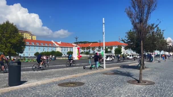 Kelompok Pengendara Sepeda Mengendarai Sepeda Jalan Dekat Doca Caldeirinha Lisbon — Stok Video