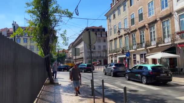 Lizbon Şehir Içi Otobüs Sürüyor — Stok video