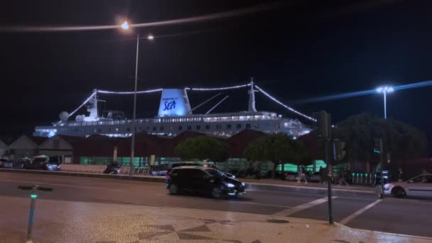 Samochody Jadące Drogach Dużym Statkiem Wycieczkowym Tle Lizbonie — Wideo stockowe