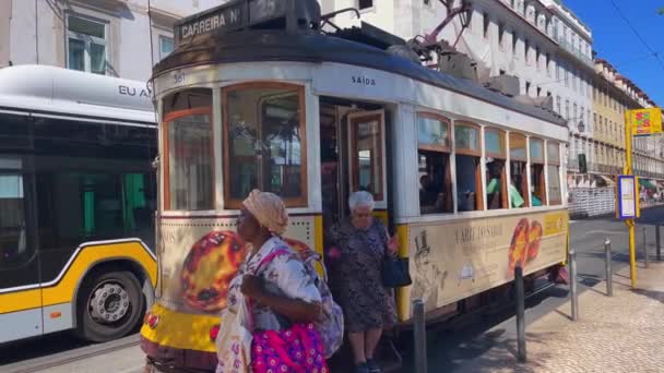 リスボンのレトロなトラムを降りる乗客 — ストック動画